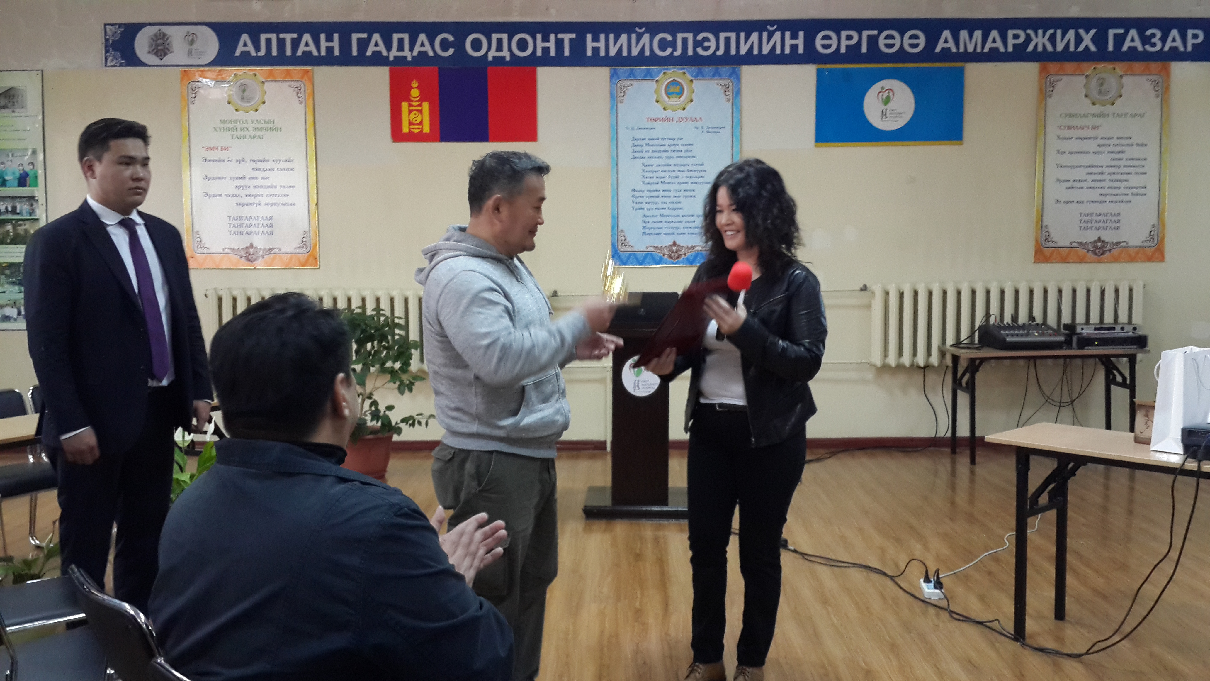 90 жилийн түүхт ойг тохиолдуулан МУ-ын ерөнхийлөгч Х.Баттулга Нийслэлийн Өргөө амаржих газар 100 сая төгрөг хандивлахаар боллоо.