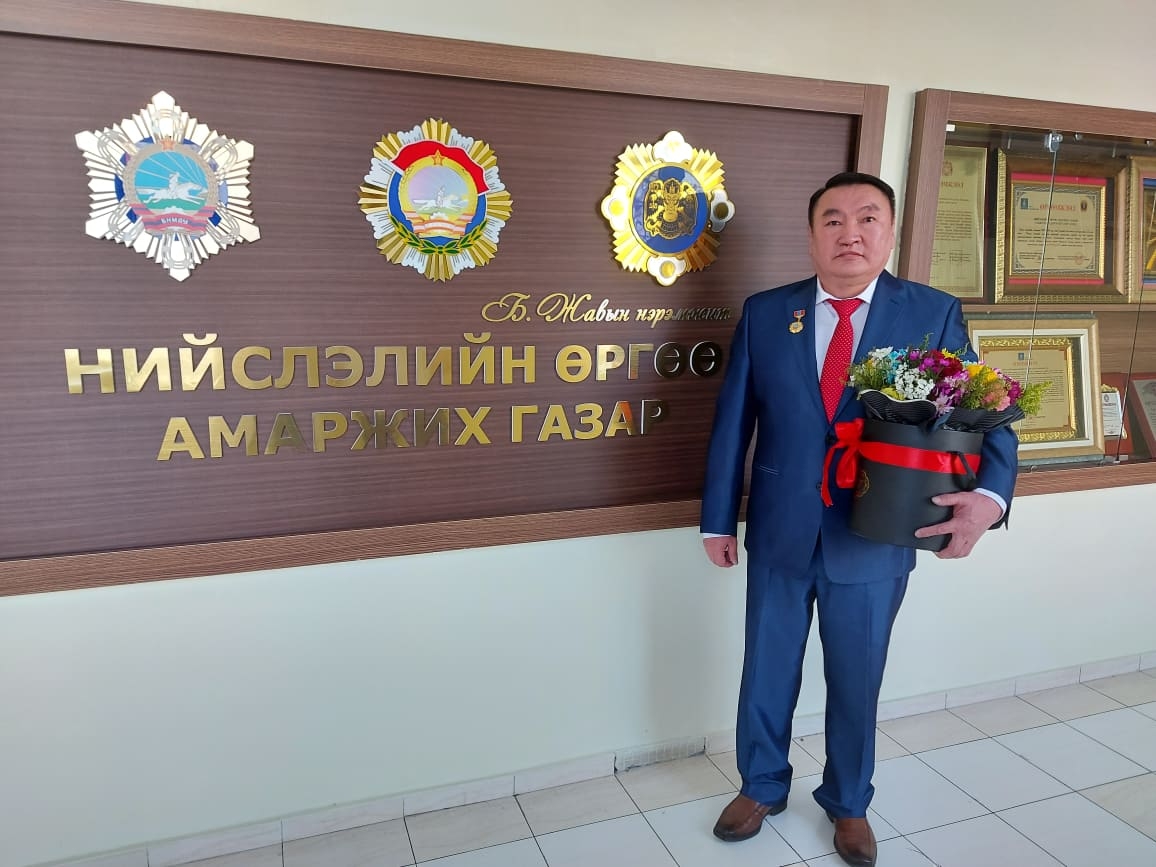 НИЙСЛЭЛИЙН ӨРГӨӨ АМАРЖИХ ГАЗРЫН АУ-НЫ ДОКТОР, КЛИНИКИЙН ПРОФЕССОР, ЗӨВЛӨХ ЗЭРГИЙН ЭМЧ Ш.ЦЭРЭНСАМБУУ МОНГОЛ УЛСЫН ХҮНИЙ ГАВЪЯАТ ЭМЧ ЦОЛ ХҮРТЛЭЭ.